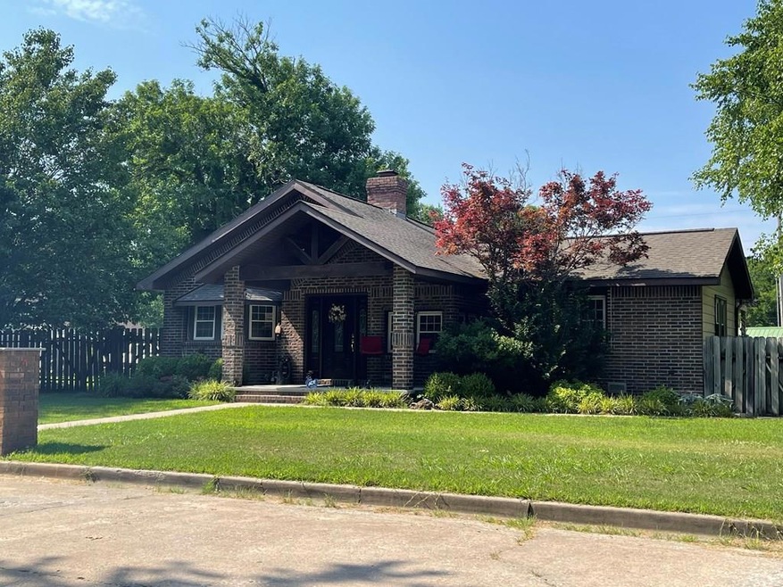 1405 Thornton Ave, Parsons, KS 67357 - photo 1