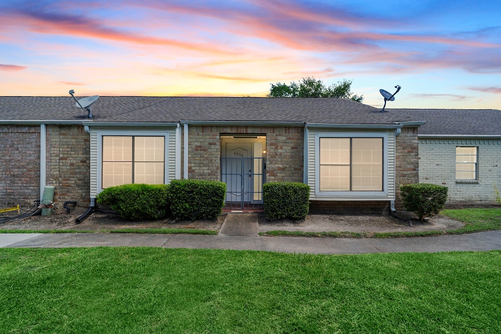Welcome to 8952 Wilcrest Dr in Glenshannon communi