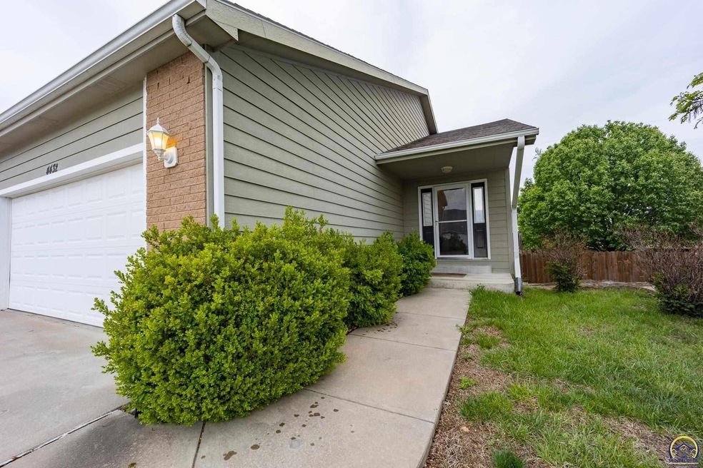 4432 SE Oakview Ln, Topeka, KS 66609 - photo 1