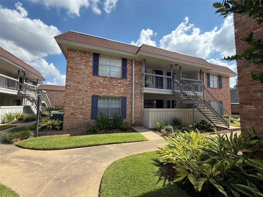 2350 Bering Dr unit 105, Houston, TX 77057 - photo 1