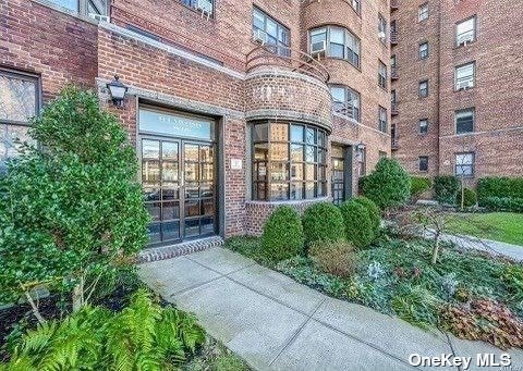 98-120 Queens Blvd unit 4G, Rego Park, NY 11374 - photo 1