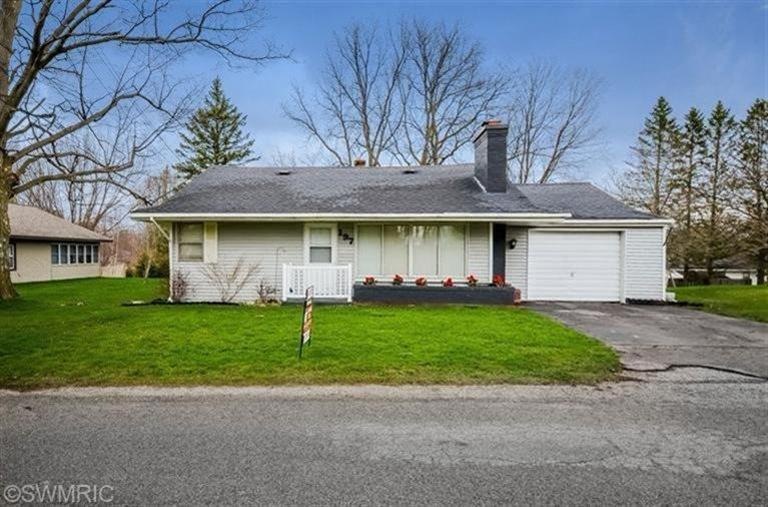 197 E Beech St, Cedar Springs, MI 49319 - photo 1