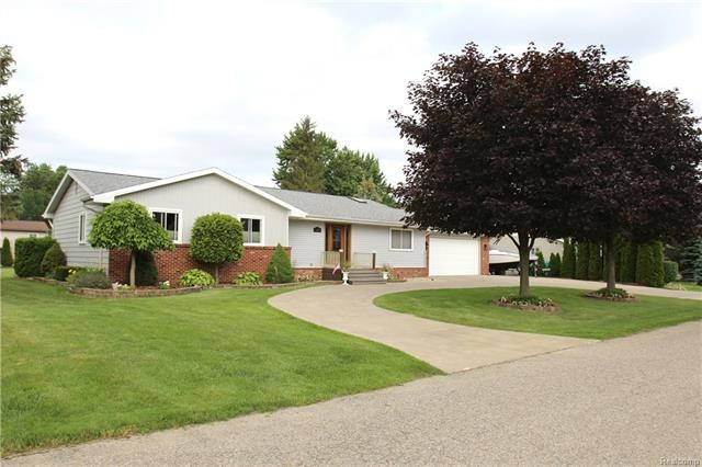 Welcome home,  sprawling ranch on 0.4 acre lot