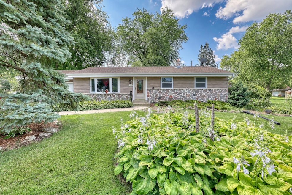 N101W15273 Starlite Dr, Germantown, WI 53022 - photo 1