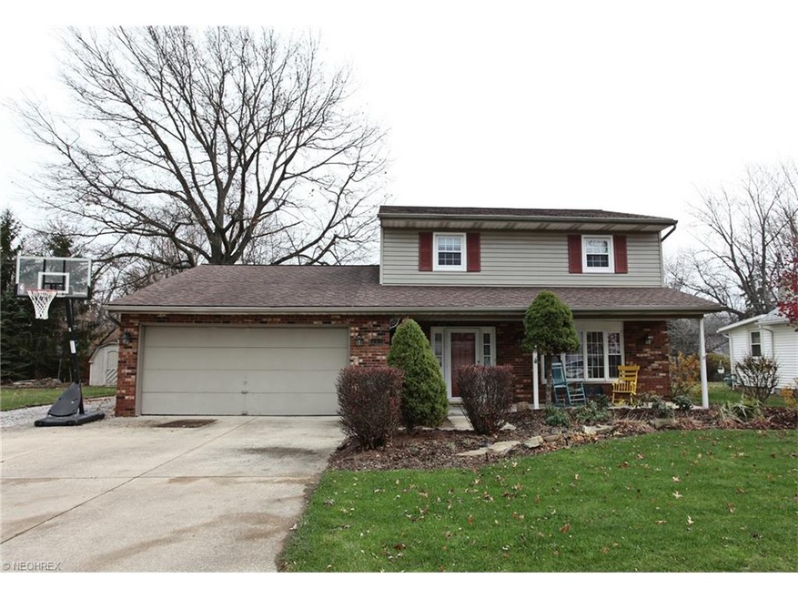 609 Hollywood Ave, Sheffield Lake, OH 44054 - photo 1