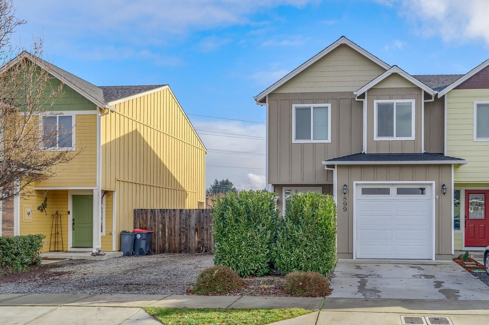 897 Silver Fox Dr, Central Point, OR 97502 - photo 1