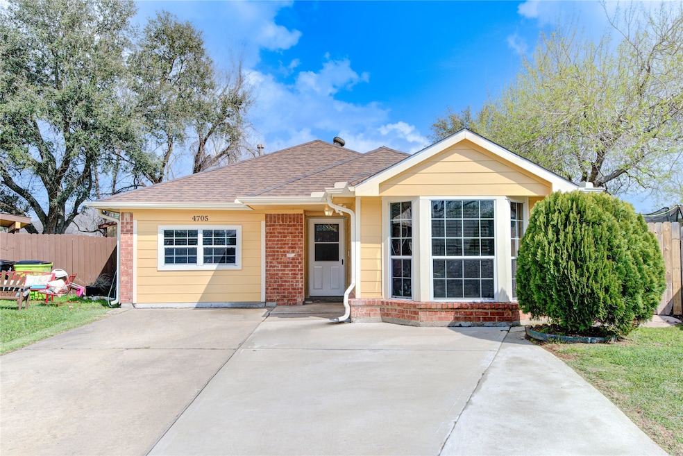 4705 Dogwood Dr, Rosenberg, TX 77471 - photo 1