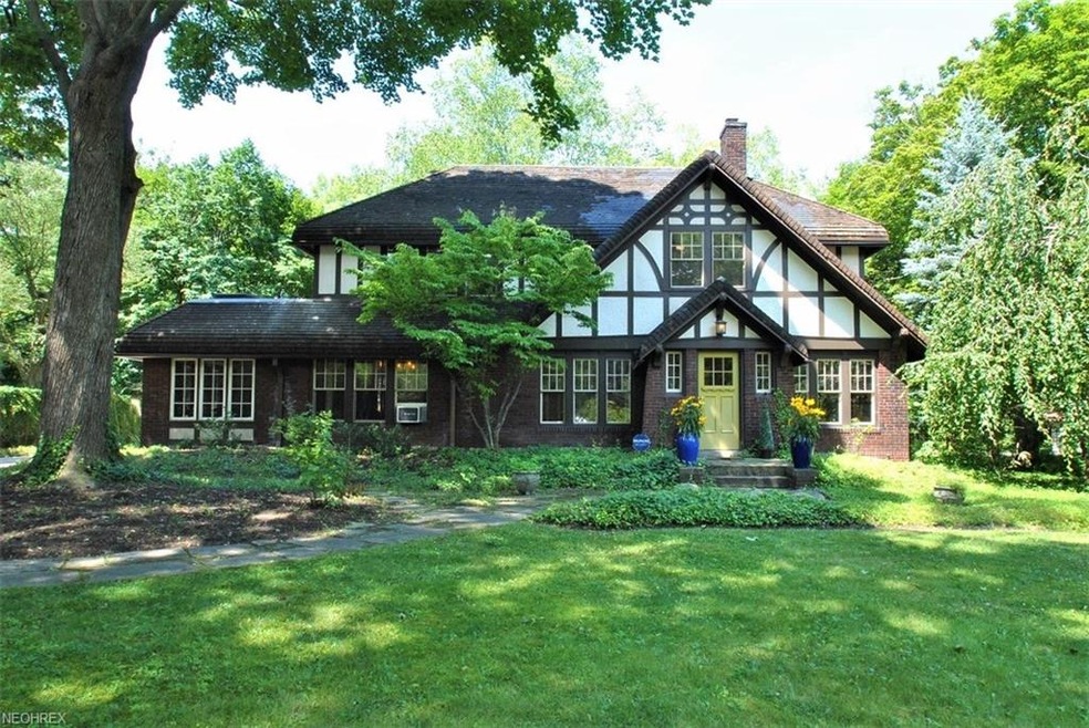Beautifully renovated English colonial with first 