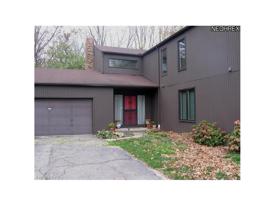 Townhouse faces wooded yard and mansions