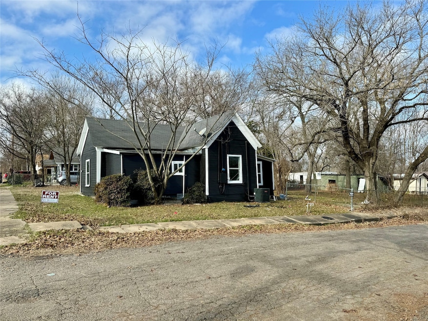 400 S 4th St, Bonham, TX 75418 - photo 1