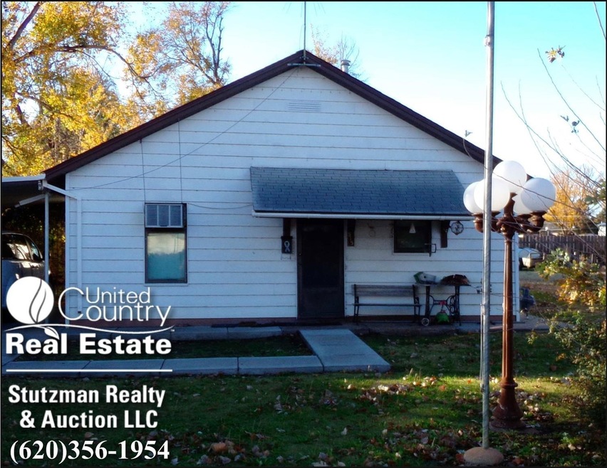 515 W 9th St, Hugoton, KS 67951 - photo 1