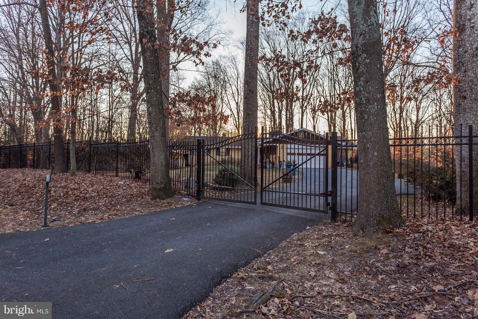 8504 Horseshoe Ln, Potomac, MD 20854 - photo 1