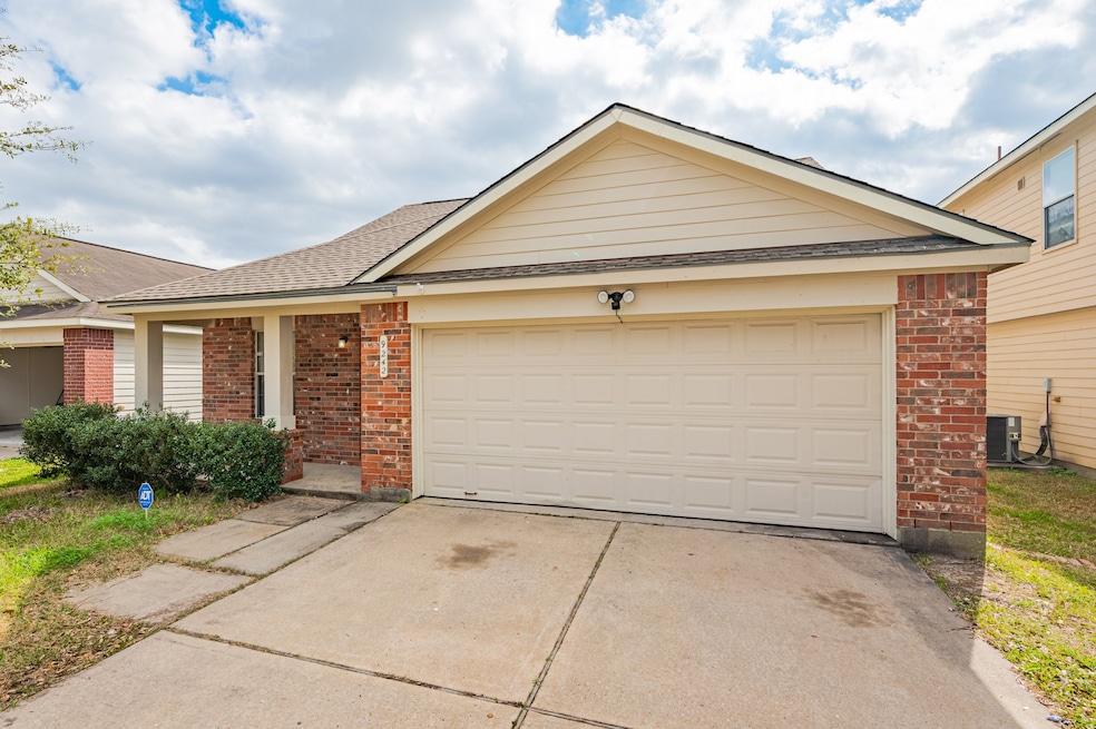 9242 Wolcott Park Ln, Houston, TX 77075 - photo 1