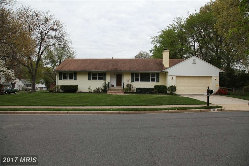 1011 Country Club Dr NE, Vienna, VA 22180 - photo 1