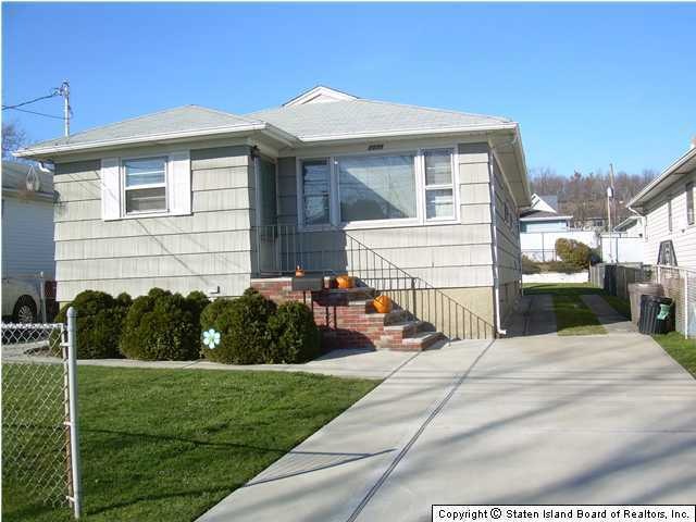 2079 N Railroad Ave, Staten Island, NY 10306 - photo 1