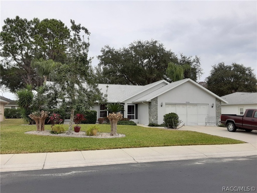 Home only 4 houses from lake, park & amenities. Sc