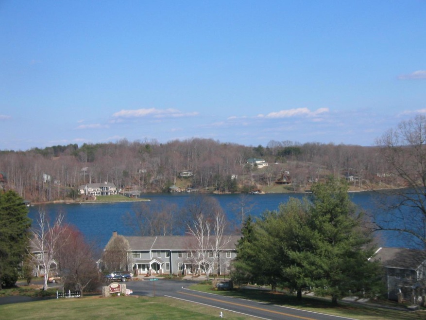 Lake Vew Directly in Front