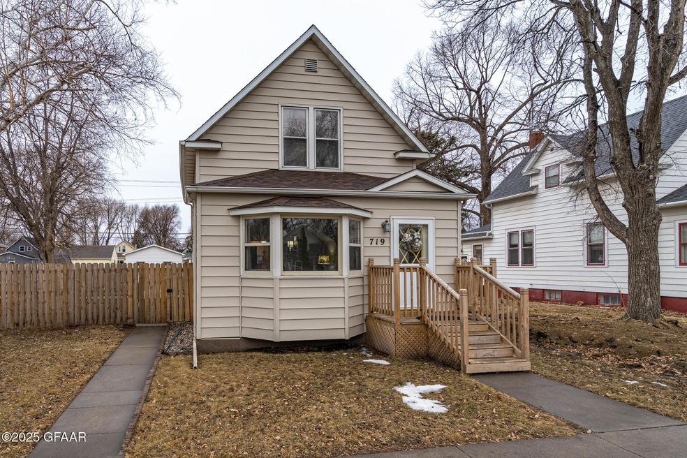 719 N 5th St, Grand Forks, ND 58203 - photo 1