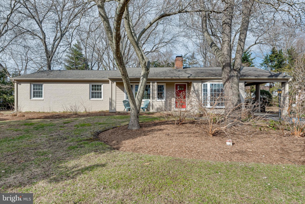 102 Lake View Dr, Annapolis, MD 21403 - photo 1