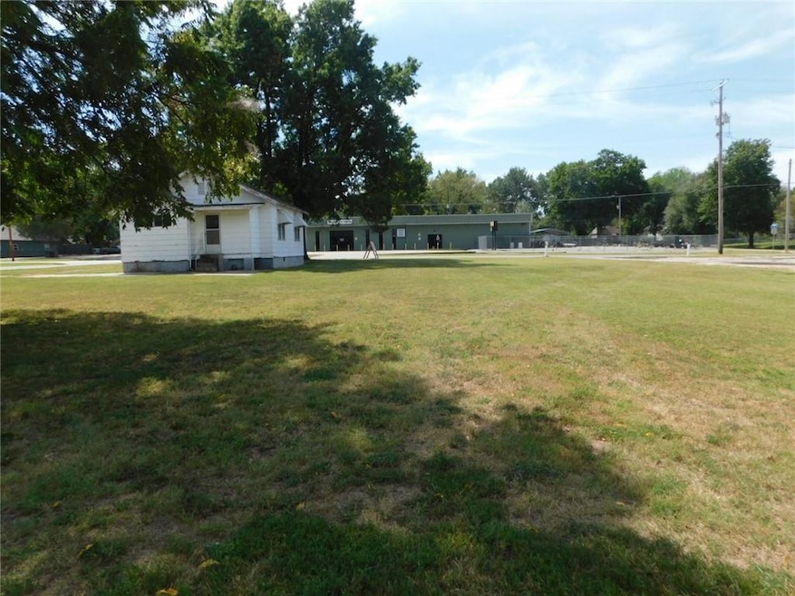 1002 W 4th St, Pittsburg, KS 66762 - photo 1