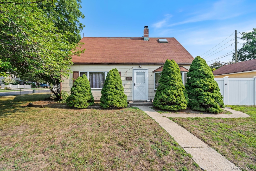 3 Clover Ln, Levittown, NY 11756 - photo 1