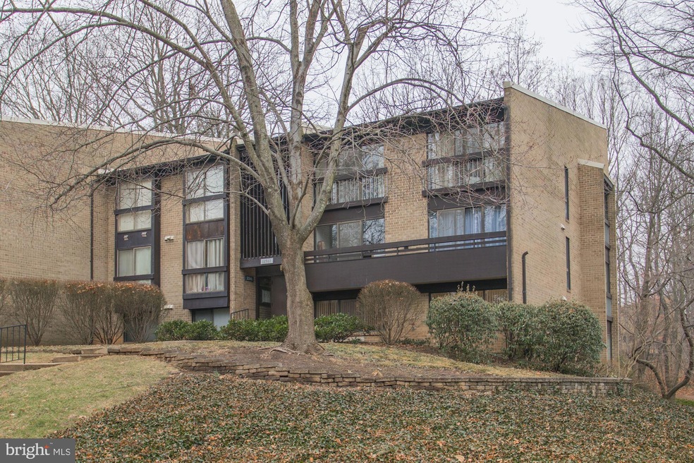 11561 Rolling Green Ct unit 101, Reston, VA 20191 - photo 1