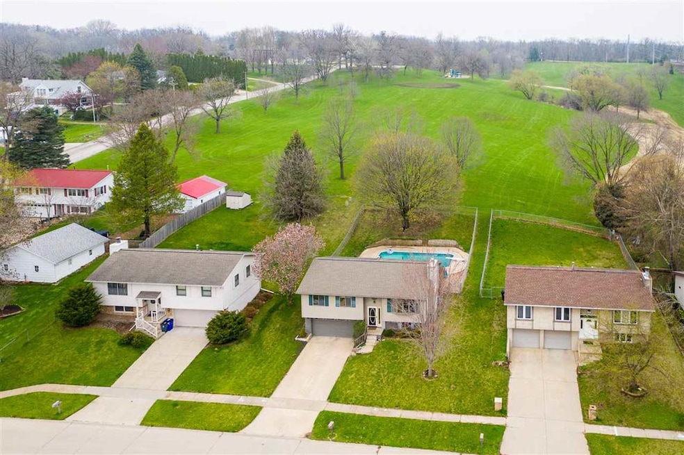 1832 Shawnee Ct NW, Cedar Rapids, IA 52405 - photo 1