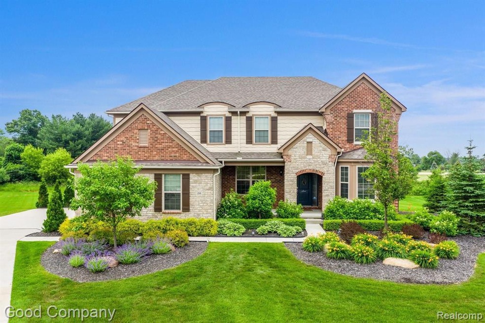208 Oakland Crest Dr 1.jpg