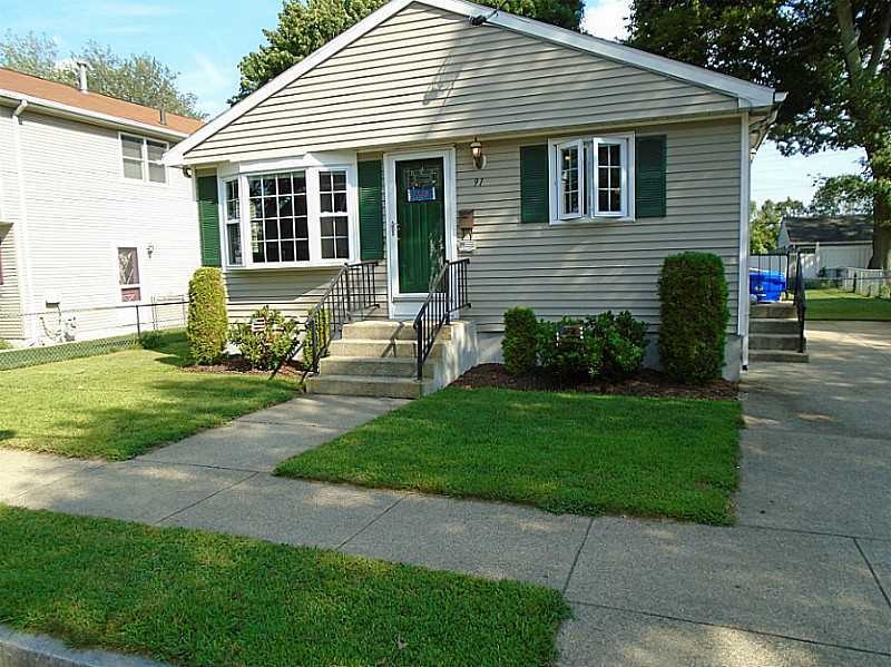91 Riverview Ave, Pawtucket, RI 02860 - photo 1