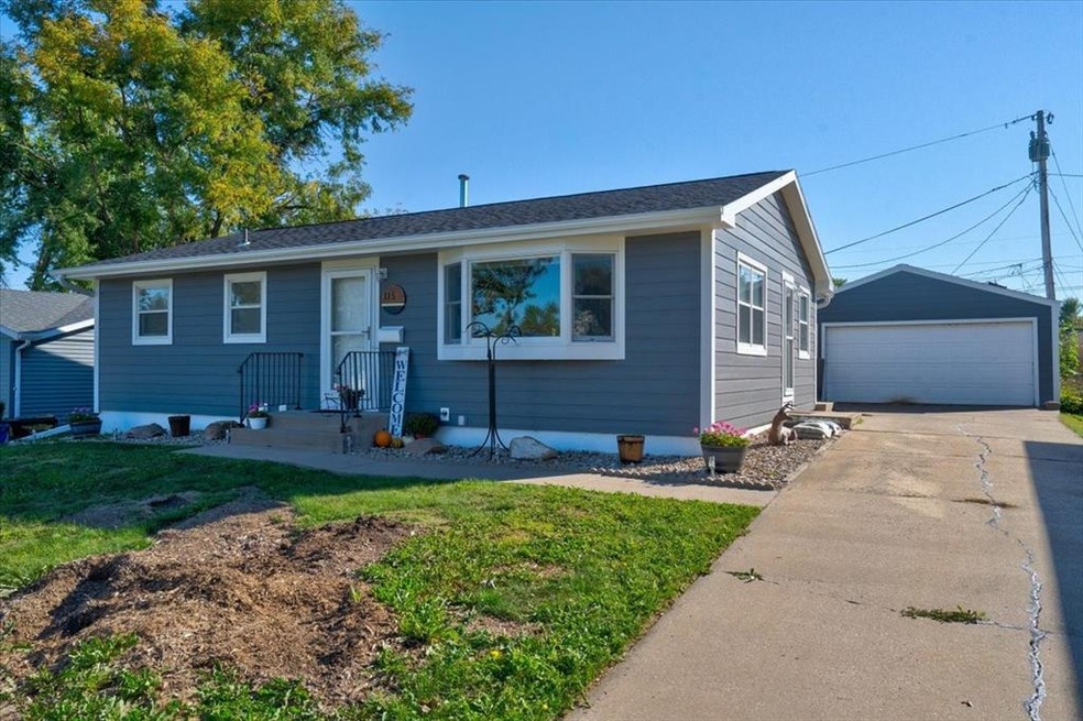 115 Wesley Dr NW, Cedar Rapids, IA 52405 - photo 1