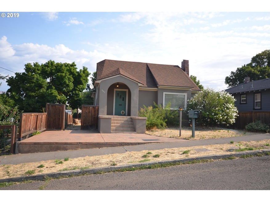 607 E 9th St, the Dalles, OR 97058 - photo 1