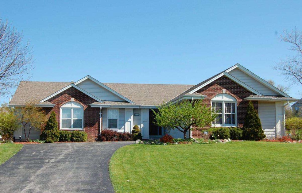 N65W13600 Lilly Creek Dr, Menomonee Falls, WI 53051 - photo 1