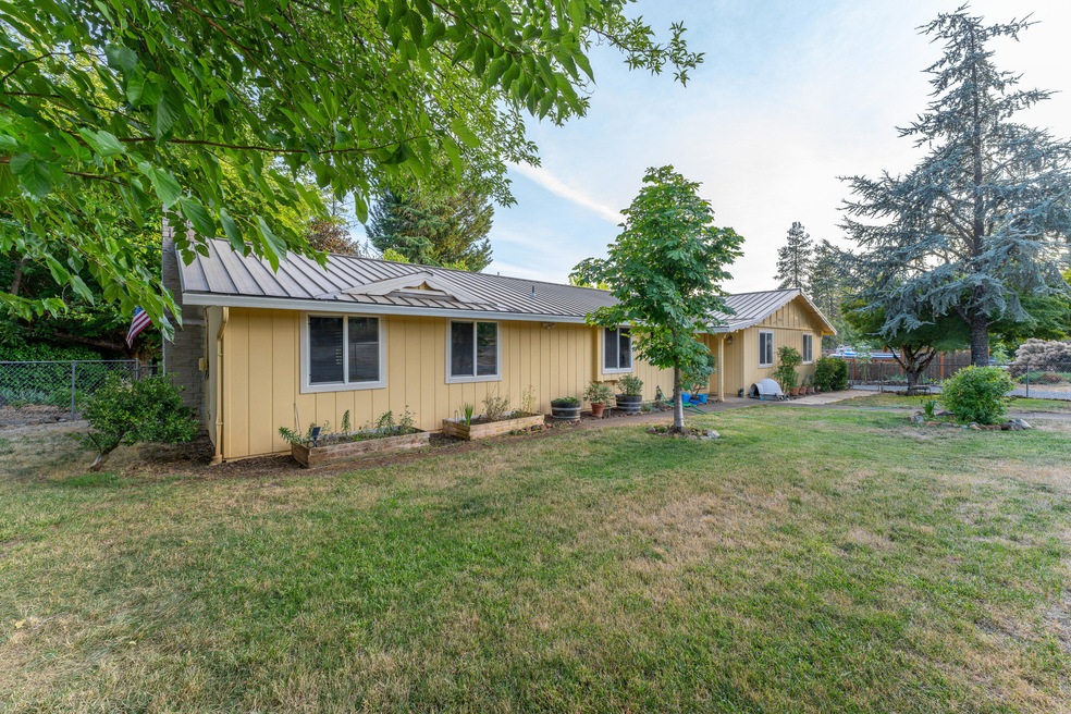 497 Lloyd Dr, Grants Pass, OR 97526 - photo 1