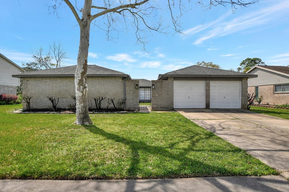 632 E Castle Harbour Dr, Friendswood, TX 77546 - photo 1
