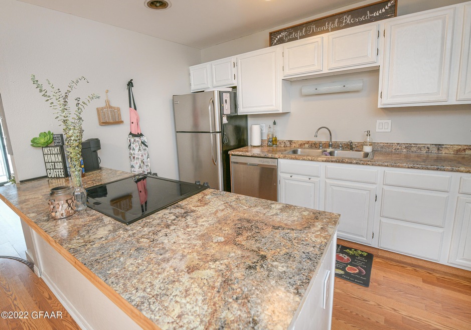 815 Duke Dr unit 433, Grand Forks, ND 58201 - photo 1