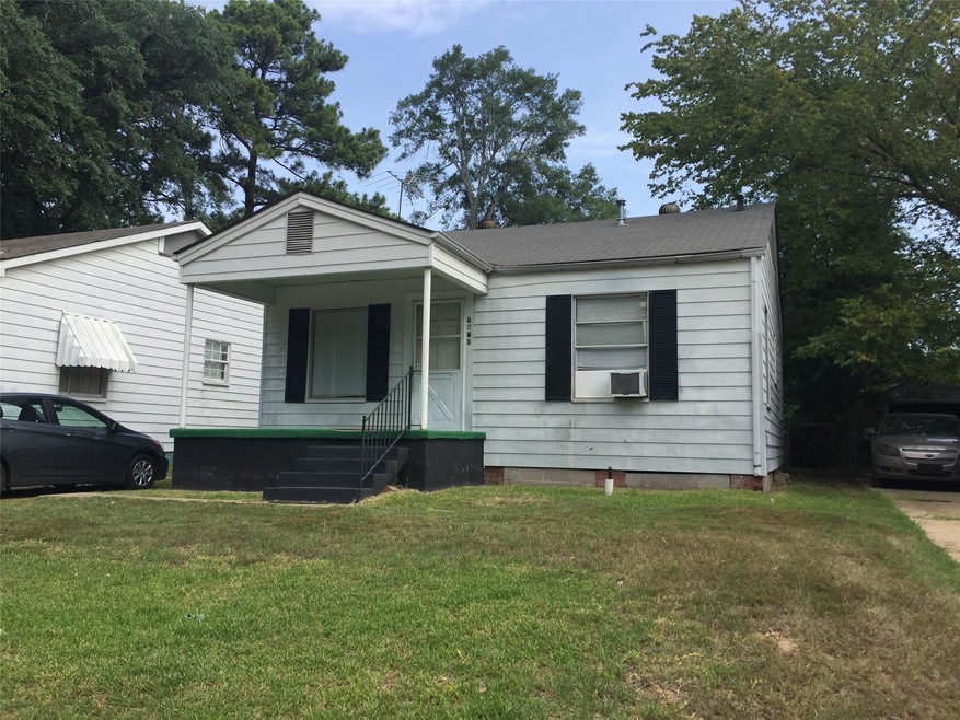 View of front of house featuring a front lawn