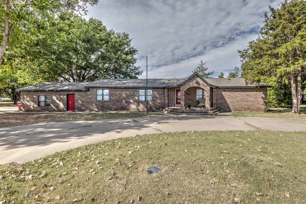 1202 N Pine St, Waurika, OK 73573 - photo 1