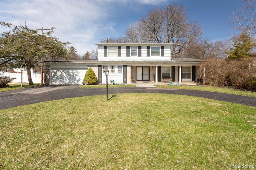 2861 Rossmoor Cir, Bloomfield Hills, MI 48302 - photo 1
