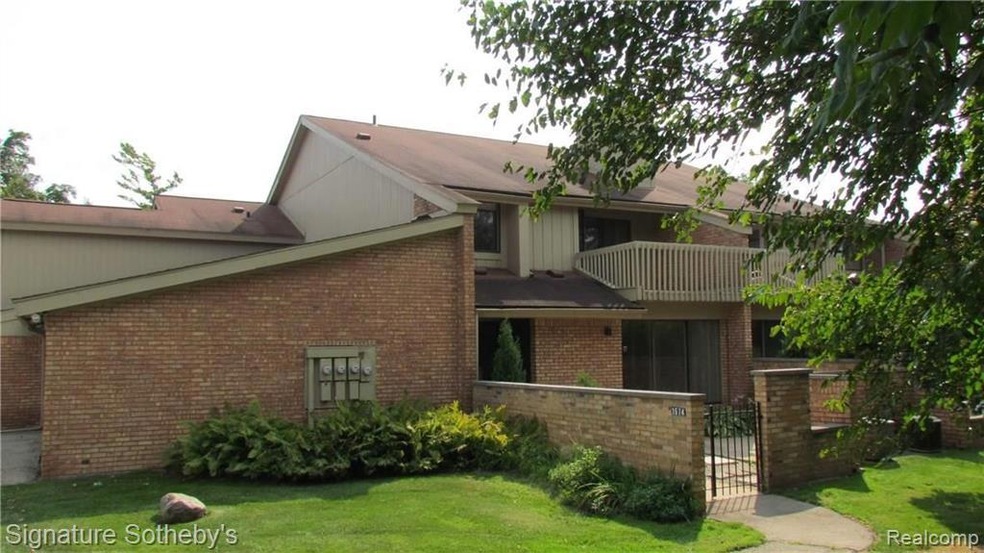1574 S Hill Blvd, Bloomfield Hills, MI 48304 - photo 1
