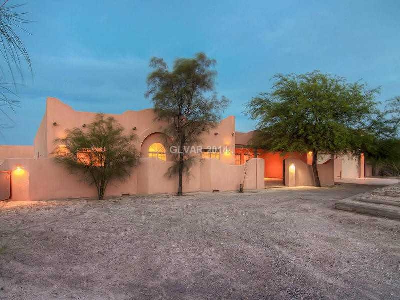 Facade/Exterior Front. Ranch style Hacienda Hideaw