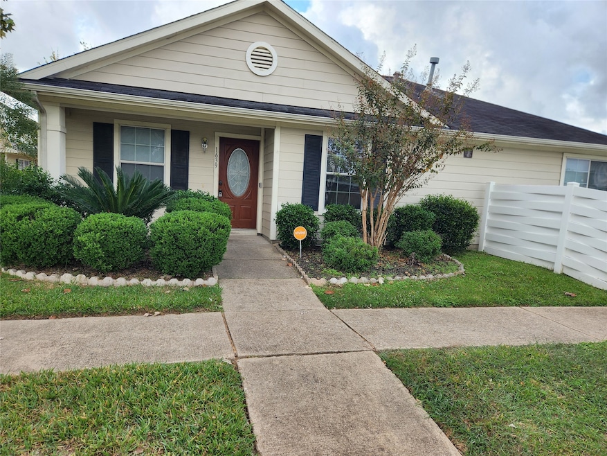 1639 Nichole Woods Dr, Houston, TX 77047 - photo 1