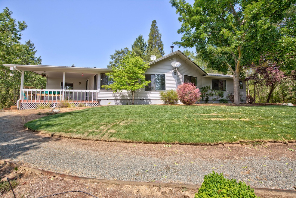 864 Peco Rd, Grants Pass, OR 97526 - photo 1