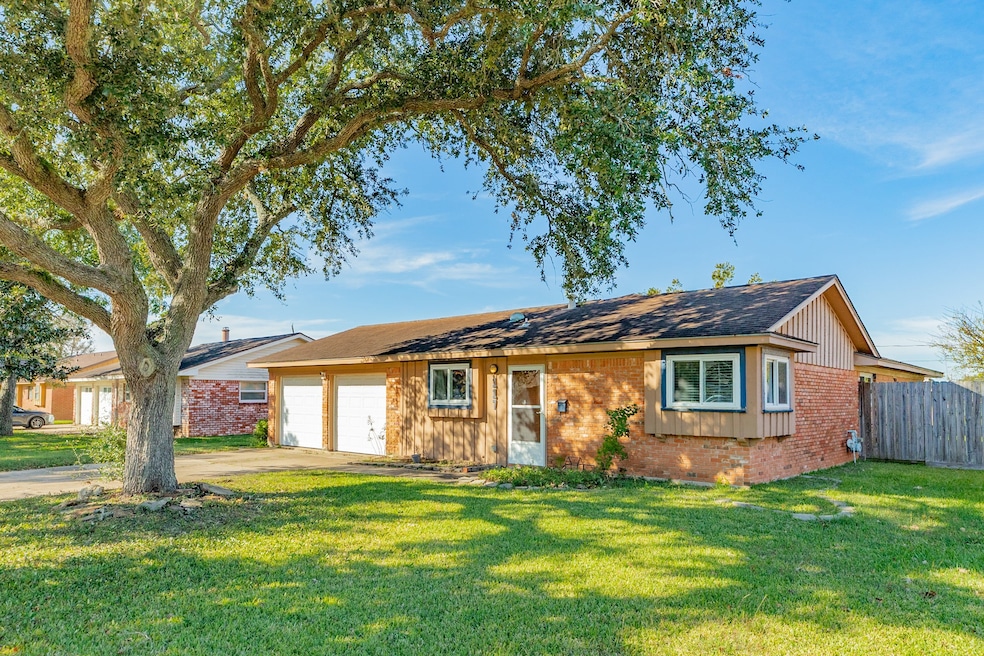 117 Talisman St, Lake Jackson, TX 77566 - photo 1