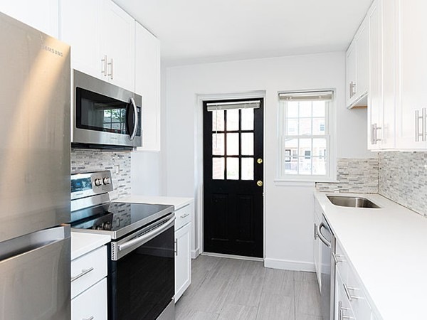 31 Hammond Pond Pkwy unit 1, Chestnut Hill, MA 02467 - photo 1