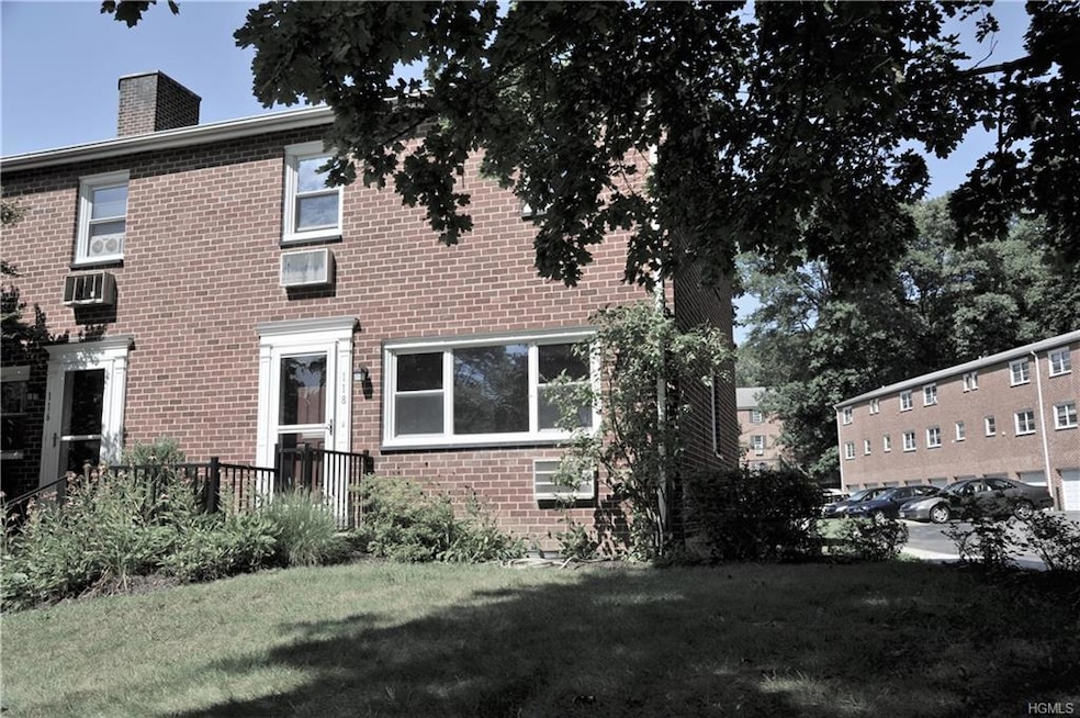 118 Charter Cir unit 118, Ossining, NY 10562 - photo 1