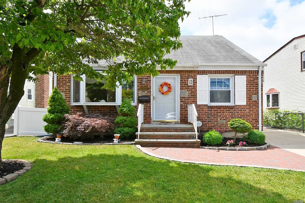 99 Raff Ave, Mineola, NY 11501 - photo 1