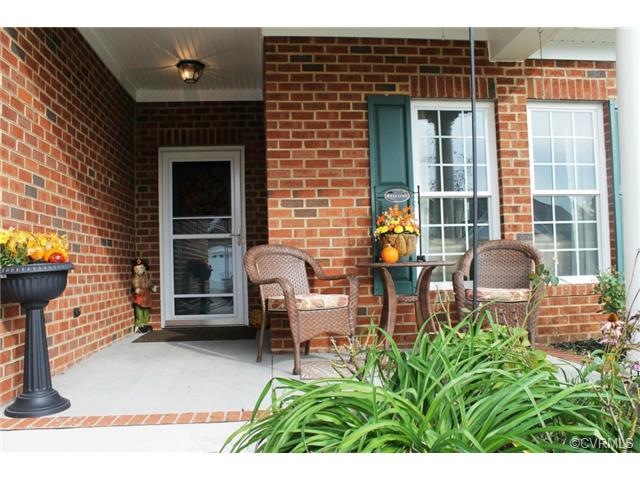 WARM AND WELCOMING FRONT ENTRANCE HAS 4 SEASONS GA
