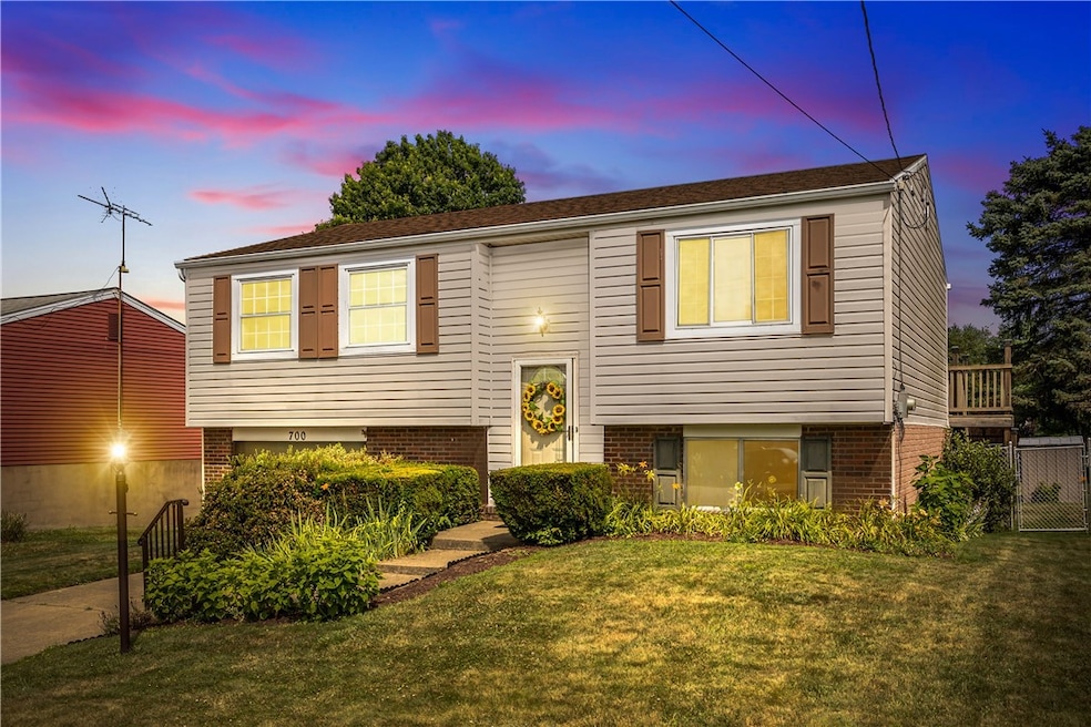 700 Snyder St, Conway, PA 15027 - photo 1