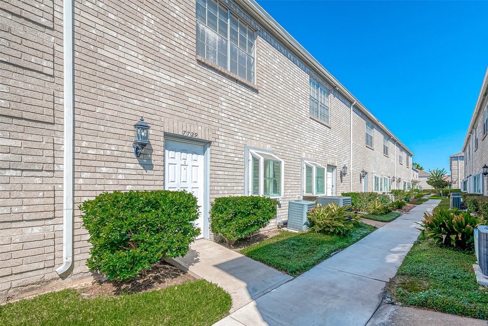 This charming 2-bedroom, 2.5-bathroom corner unit