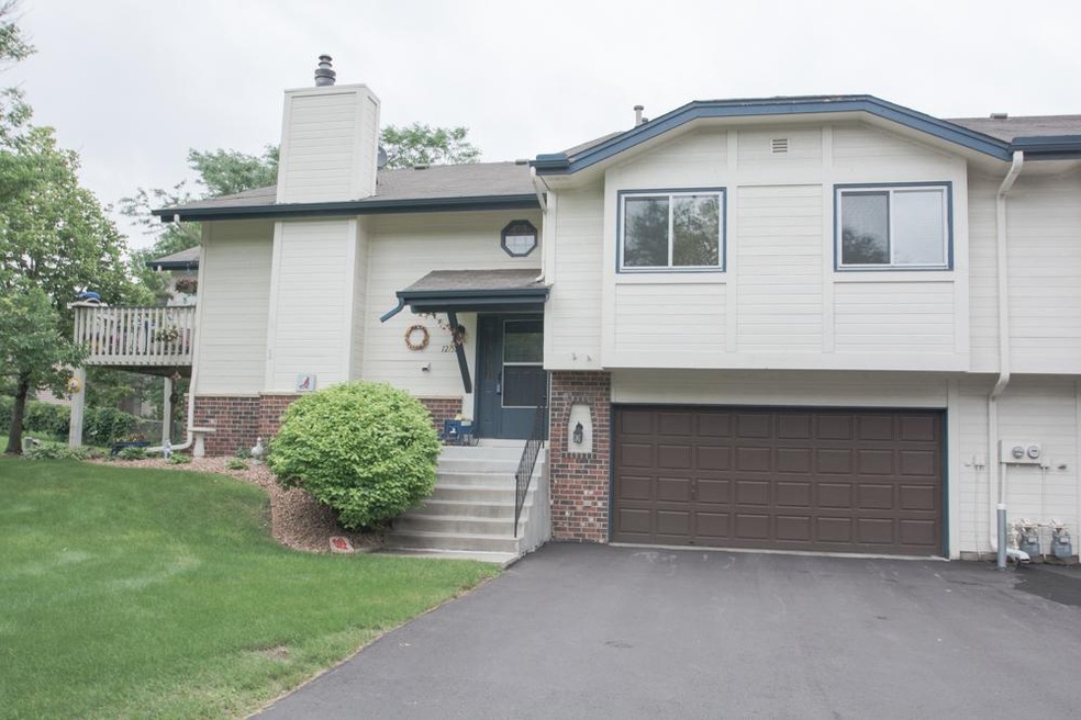 Bright and inviting pristine condition end unit to